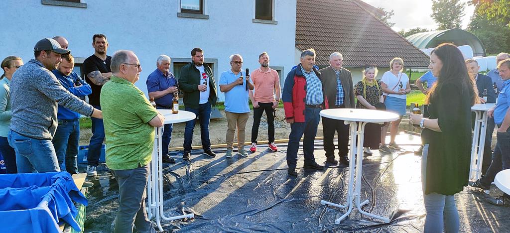 Die Flosser CSU-Familie feierte mit ihrer neuen Veranstaltungsreihe „D'Leit im Mittelpunkt“ im Ortsteil Kalmreuth eine mehr als gelungene Premiere, zu der Ortsverbandsvorsitzende Nadine Gralla-Sommer (vorne, r.) die zahlreichen Teilnehmer begrüßte.
