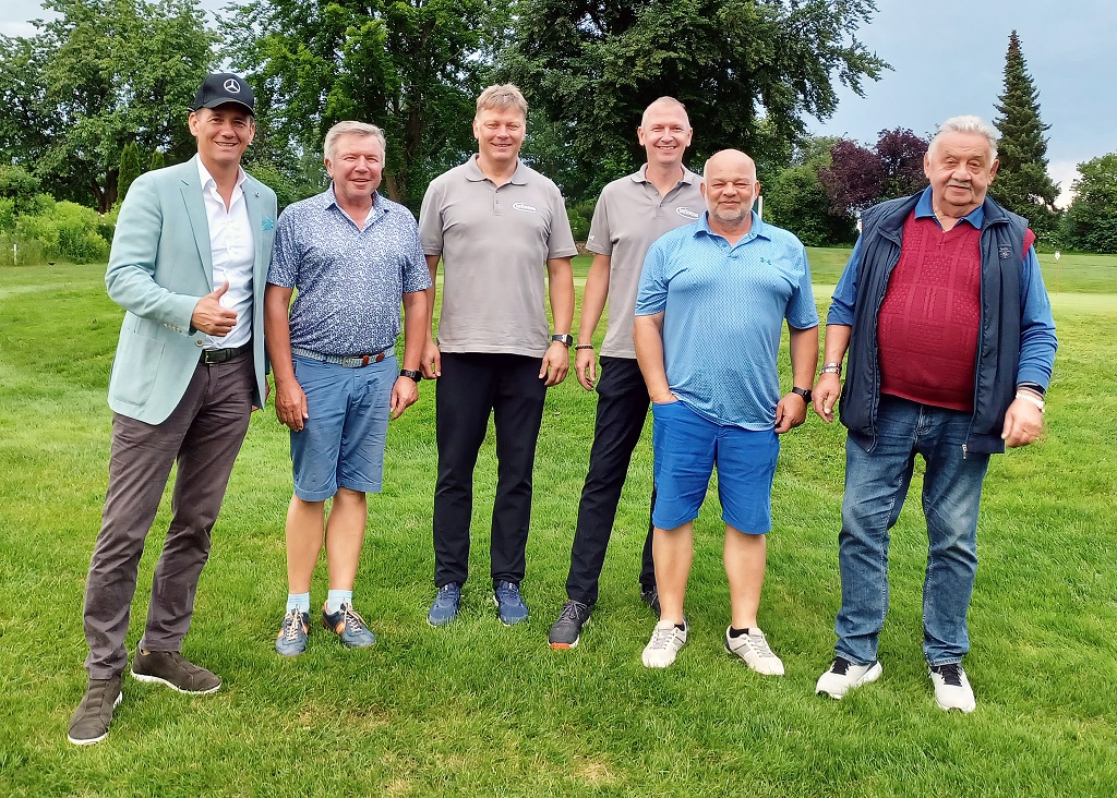 GLCS-Spielleiter Reinhold Scharl (r.), GLCS-Präsident Harald Thies (2. v. l.) und Andreas Westphal (l.) vom „Stern-Center“ zeichneten die Sieger des zweiten „After-Work“-Golf-Cups des Mercedes-Autohauses aus Regensburg aus.
