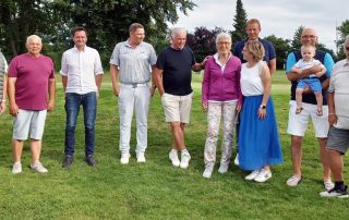 Die Siegerinnen und Sieger der Vereinsmeisterschaften im Einzel des GLC Schmidmühlen, die am Wochenende ausgetragen wurden und die Präsident Harald Thies (l.) und Spielleiter Reinhold Scharl (r.) auszeichneten.
