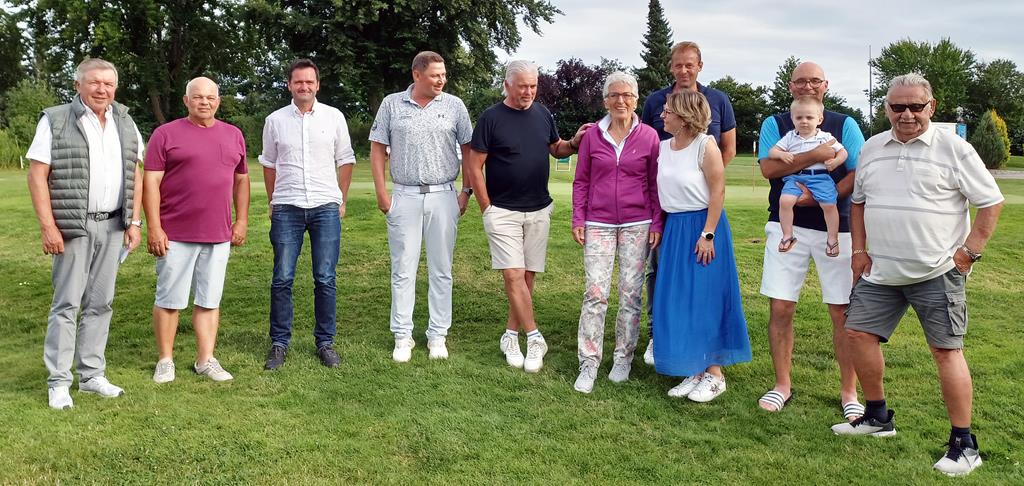 Die Siegerinnen und Sieger der Vereinsmeisterschaften im Einzel des GLC Schmidmühlen, die am Wochenende ausgetragen wurden und die Präsident Harald Thies (l.) und Spielleiter Reinhold Scharl (r.) auszeichneten.