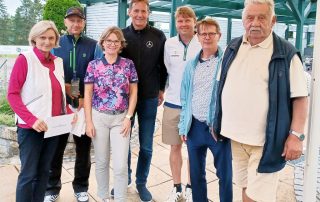 GLCS-Spielleiter Reinhold Scharl (r.) und Andreas Westphal (4. v. l.) vom „Stern-Center“ zeichneten die Sieger des dritten„After-Work“-Golf-Cups des Mercedes-Autohauses aus Regensburg aus.
