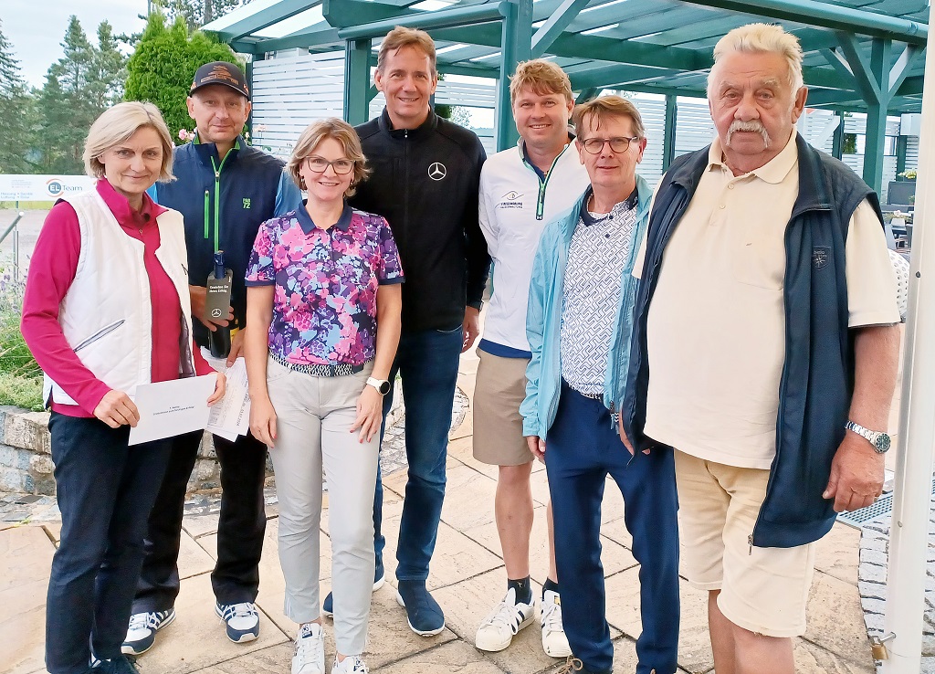 GLCS-Spielleiter Reinhold Scharl (r.) und Andreas Westphal (4. v. l.) vom „Stern-Center“ zeichneten die Sieger des dritten„After-Work“-Golf-Cups des Mercedes-Autohauses aus Regensburg aus.